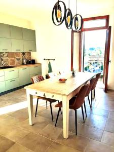 Casa Luce large and light apartment for 6 persons, sea at 20km, large eat in kitchen AC, balcony