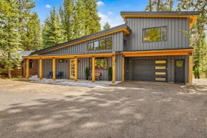 Nordic Pines- brand-new- hot tub- pet friendly- sleeps 10- trailer parking