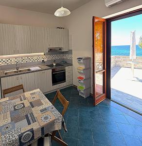 Appartamento con terrazza e discesa privata in spiaggia