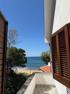 Appartamento con terrazza e discesa privata in spiaggia