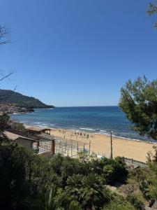 Appartamento con terrazza e discesa privata in spiaggia