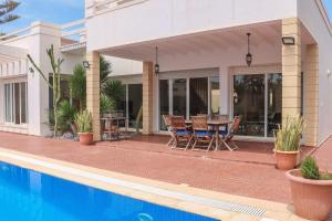 Spacious 3 bed 2 bath villa with Garden and Pool