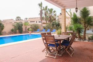 Spacious 3 bed 2 bath villa with Garden and Pool