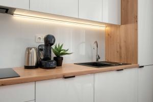 Nowoczesne Studio z Parkingiem w Zielonej Okolicy by Noclegi Renters