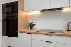 Nowoczesne Studio z Parkingiem w Zielonej Okolicy by Noclegi Renters