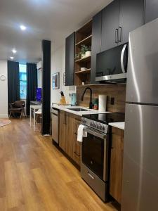 Sunbird Studio #210, Bright Downtown Escape, AC