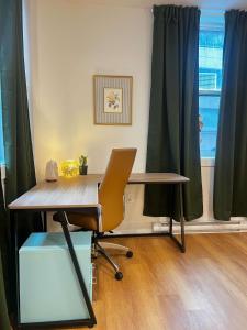 Sunbird Studio #210, Bright Downtown Escape, AC