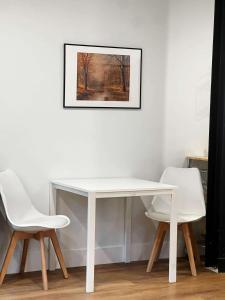 Sunbird Studio #210, Bright Downtown Escape, AC