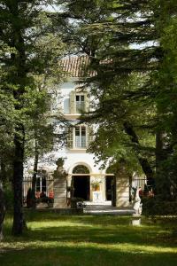 Domaine de Châteauneuf - les maisons de Katy et Jacques by Chateauform