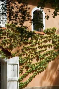 Domaine de Châteauneuf - les maisons de Katy et Jacques by Chateauform