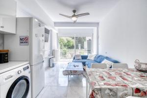 Peaceful Coastal 2-Bedroom Retreat by ΜΡS