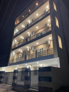 Alpha stayz hotel 1bhk near Artemis hospital, Golf course road