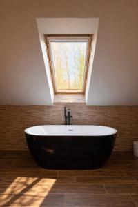 Westbrook Villa - 6-Bedroom Luxury Villa with Hot Tub - The Etive Estate