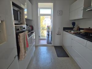 T2 vue mer, plein sud située au dernier étage avec une place de parking