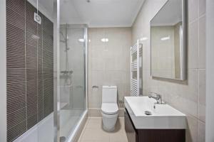 Amanah Properties - Elegant 2-Bed Flat Near Abbey Road Sleeps 6