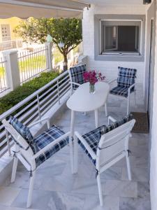 Pascal House Cozy & Comfortable Apart with Parking, 400m frm beach