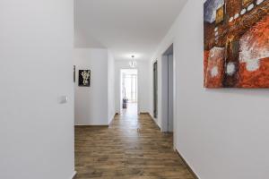 Aqua Vista Apartment Waterfront Balcony Escape by PikHost