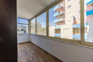 Aqua Vista Apartment Waterfront Balcony Escape by PikHost