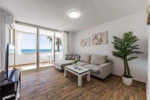 Aqua Vista Apartment Waterfront Balcony Escape by PikHost