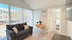 Sun-Joy Suite #3 Central MB 5 min Walk to Beach