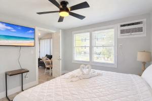 Sun-Joy Suite #3 Central MB 5 min Walk to Beach