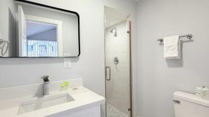Sun-Joy Suite #3 Central MB 5 min Walk to Beach