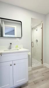 Sun-Joy Suite #3 Central MB 5 min Walk to Beach