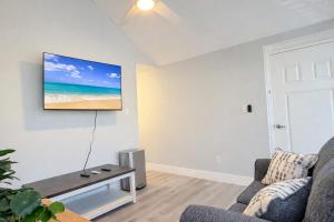 Sun-Joy Suite #3 Central MB 5 min Walk to Beach