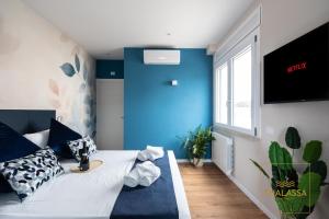 Thalassa Apartment - Seaview, pvt terrace, luxury design, A-C