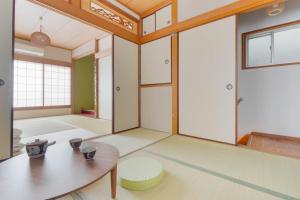 3LDK Entire house for rent 3 bedrooms, 2 toilets, and parking lot! Close to the station, Osaka Castle, and USJ!