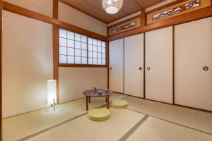 3LDK Entire house for rent 3 bedrooms, 2 toilets, and parking lot! Close to the station, Osaka Castle, and USJ!