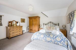 The Willows - Charming Railway Woodland Cottage with Log Burner