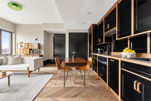 Freeman 1303 by Rove Travel - 1BR Condo with Balcony