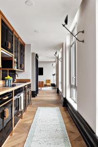 Freeman 1703 by Rove Travel - Condo with Shared Amenities