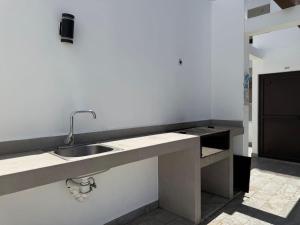 A una calle de la playa con alberca en roof