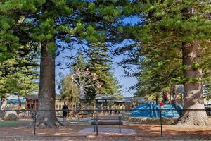 Coastal Breeze - Laid-Back Living on the Esplanade