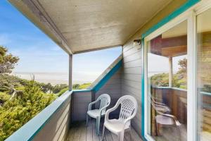 The Yaquina House w Sauna, Decks and Views
