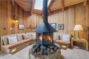 The Yaquina House w Sauna, Decks and Views