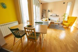 Bright & Peaceful Apartment - Balcony - Free Parking - Close to Center