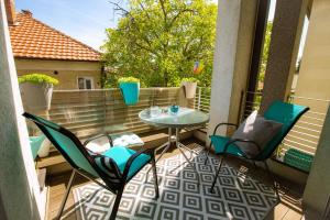 Bright & Peaceful Apartment - Balcony - Free Parking - Close to Center