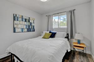 Skyline Views Sleeps 8 Steps to SAIT, UofC & DT
