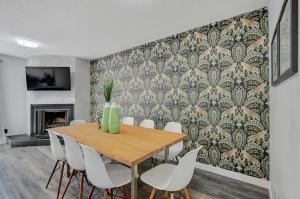 Skyline Views Sleeps 8 Steps to SAIT, UofC & DT
