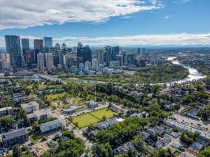 Nordic Heights YYC 3BR Fast WiFi Workspace