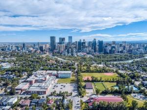 Nordic Heights YYC 3BR Fast WiFi Workspace