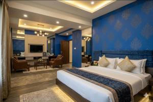 Hotel Sevora Grand 4 Min From Anand Vihar Bus Terminal and Vaishali Metro Station