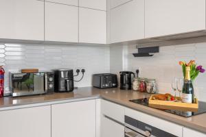 2 Bed Flat, Minutes to Wembley Stadium with Gym & Cinema Room