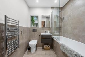 2 Bed Flat, Minutes to Wembley Stadium with Gym & Cinema Room