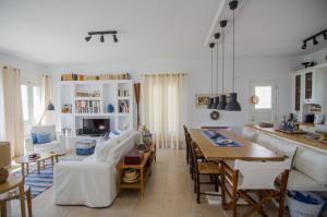 On The Rocks - The Main House - Serviced Villa