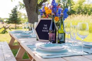 Wine country retreat | 4BR next to wineries
