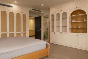 Luxury Lakeview Home, West Lake-Nhat Tan Bridge View